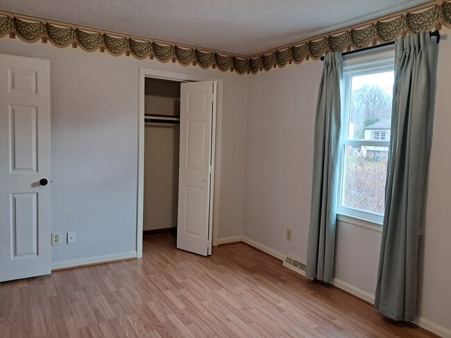 Building Photo - 114 Tomahawk Dr