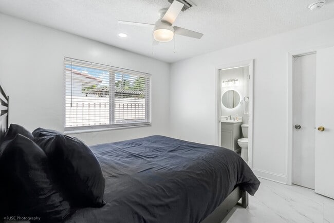 Building Photo - 1633 SE 5th Ct