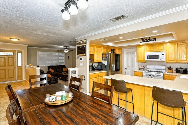 Building Photo - Desirable Apple Valley Single-Story on Expansive Lot | 3 Bed, 2 Bath Beauty