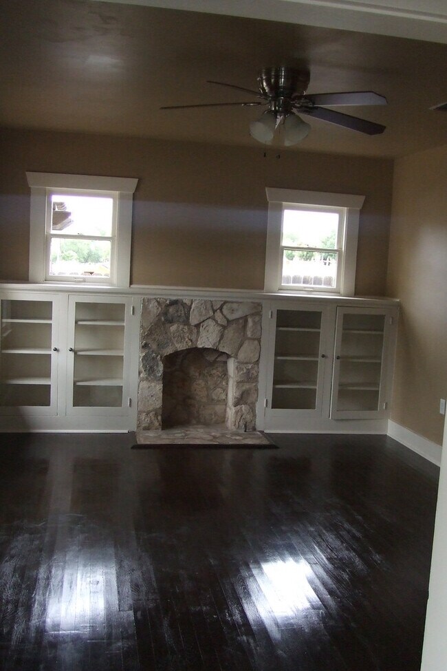 Building Photo - 700 E 45th St