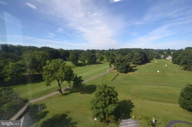 Building Photo - 15101 Interlachen Dr