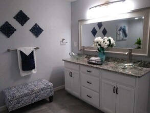 Building Photo - Gorgeous 3 bedroom, 2 bath