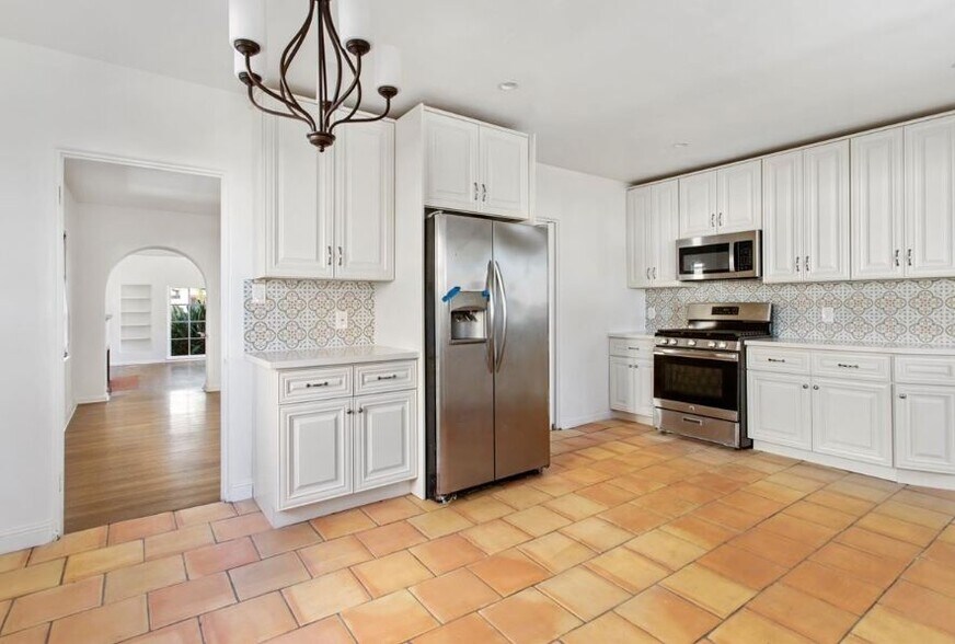 Kitchen - 1123 S Tremaine Ave