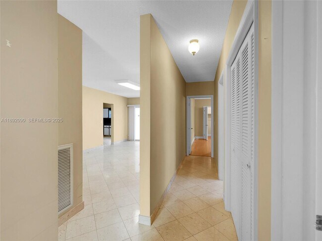 Building Photo - 1109 Biarritz Dr