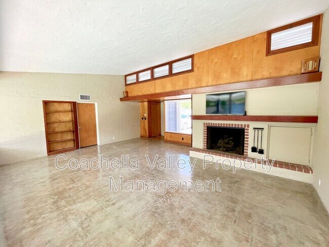 Building Photo - 1680 E Mesquite Ave