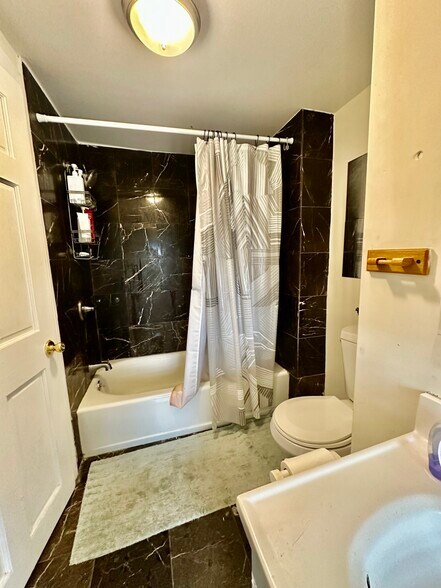 Building Photo - 74 Ashford St