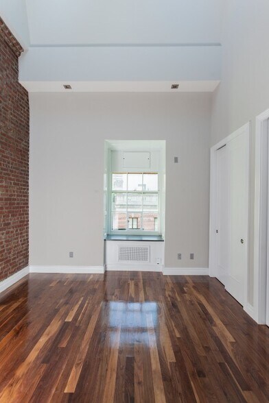 Building Photo - 7 E 75th St