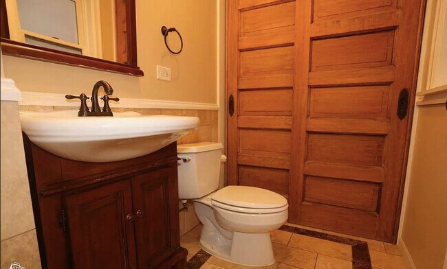 Powder Room - 2039 W Homer St