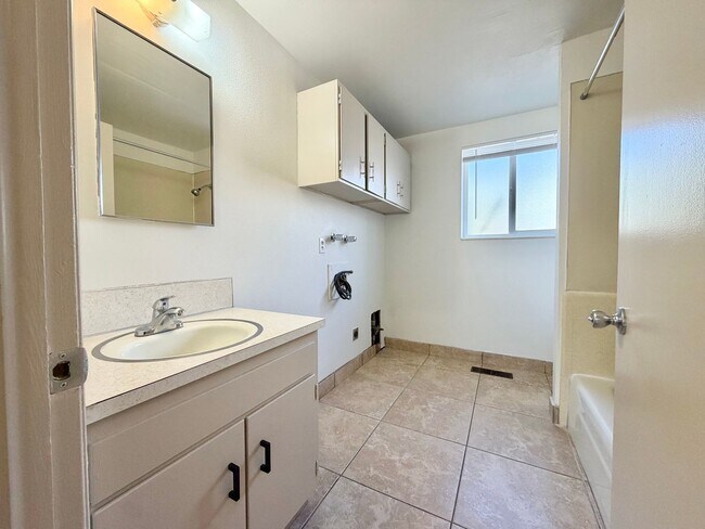 Building Photo - 522-528 N 200 E