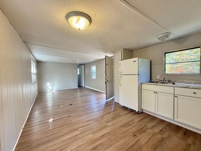 Building Photo - Updated Home in Laurel Lakes NJ FOR RENT $1400