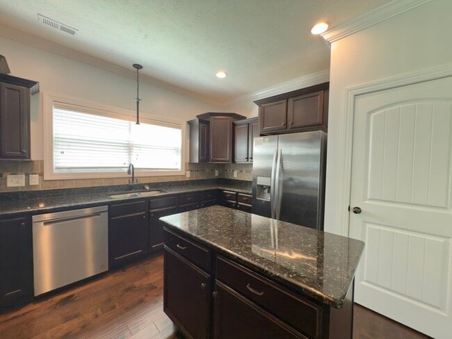 Building Photo - 532 Larkspur Dr