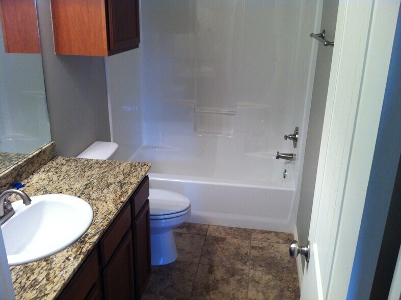 Building Photo - 205 Ashley Dr