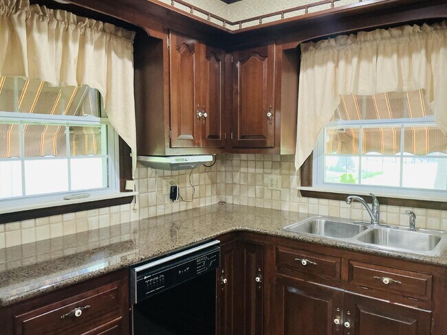 Building Photo - "Charming 3-Bedroom Home with 2 Full Baths...