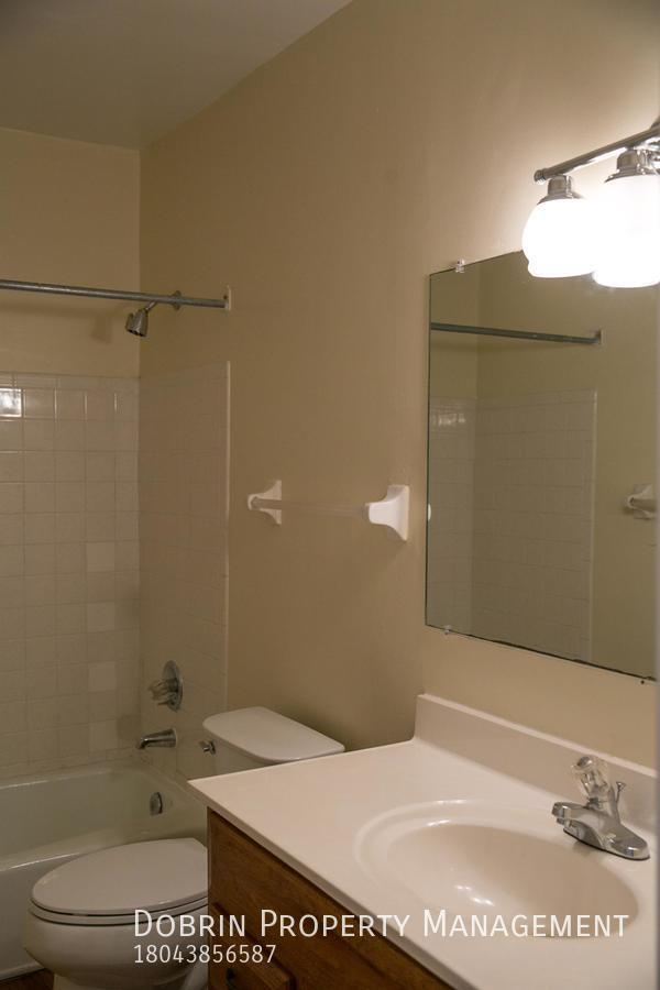 Building Photo - HUGE 2 Bed - HIGH CEILINGS & NATURAL LIGHT