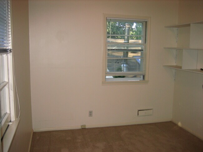 Building Photo - 2541 Burnham Rd
