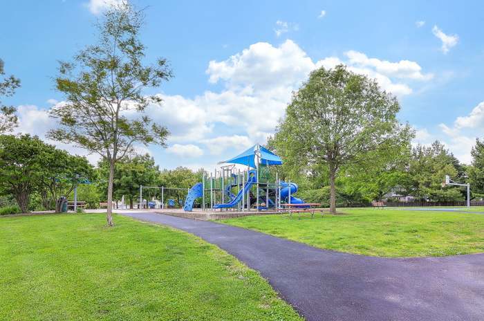 Building Photo - 2276 Vanderbilt Dr