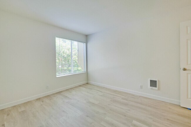 Building Photo - Beautiful 2BR 2BA downstairs condo in Moun...