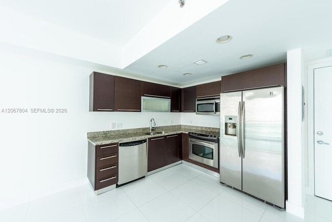 Building Photo - 950 Brickell Bay Dr
