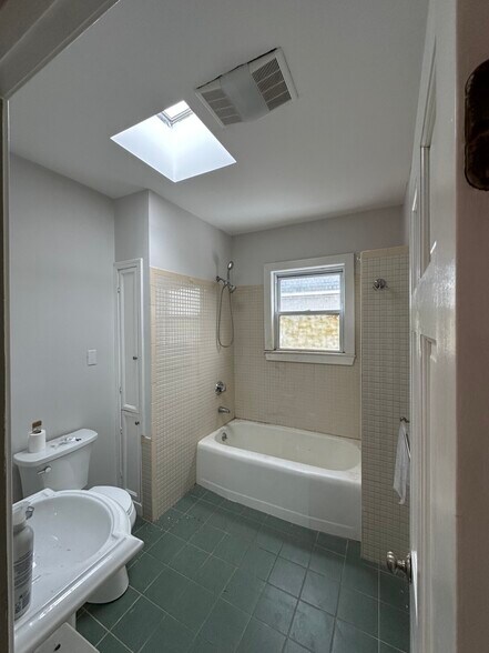 Building Photo - 18 Spring Garden St