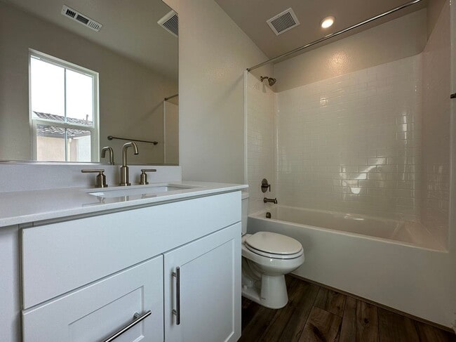 Building Photo - 2 BEDROOM HOME FOR LEASING IN Pomona