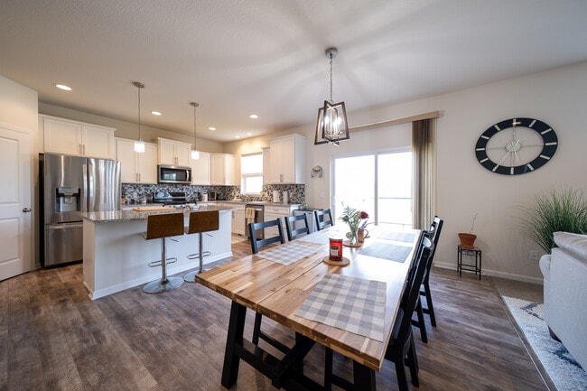 Building Photo - 5595 Queensland Ln N