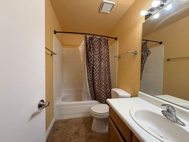 Building Photo - Charming two-story condo with 2 bedrooms