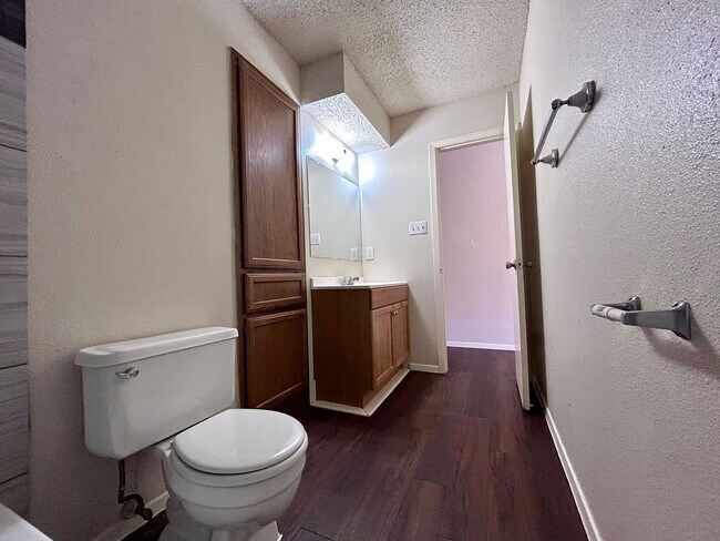 Building Photo - 8802 Pineridge Dr