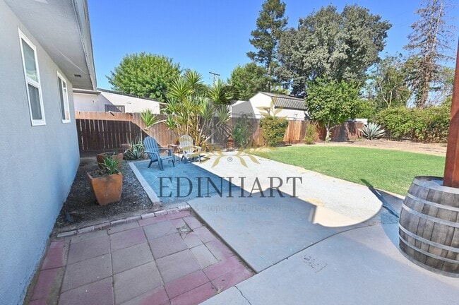 Building Photo - 5568 N Millbrook Ave