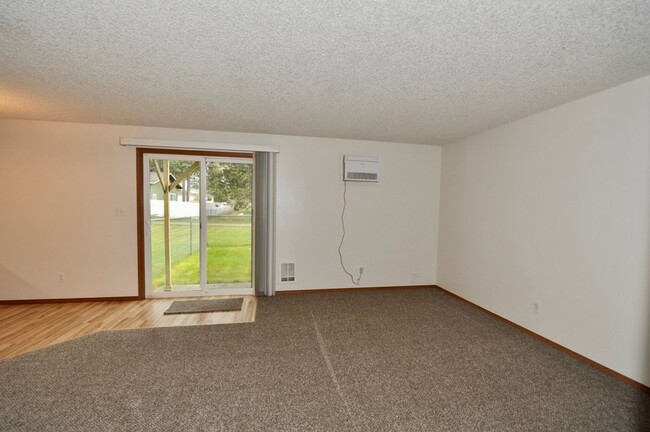 Building Photo - 2 bed 1 bath apartment (4plex building)