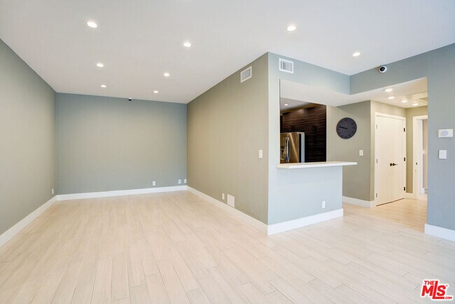 Building Photo - 423 N Palm Dr