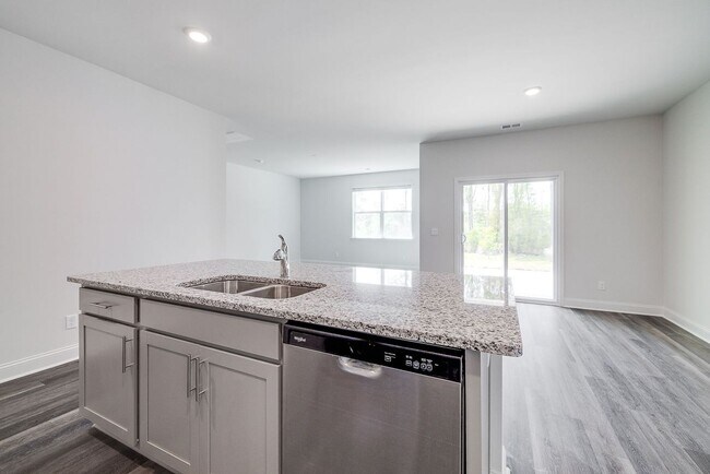 Building Photo - Beautiful 4 bedroom, 2 bathroom home locat...