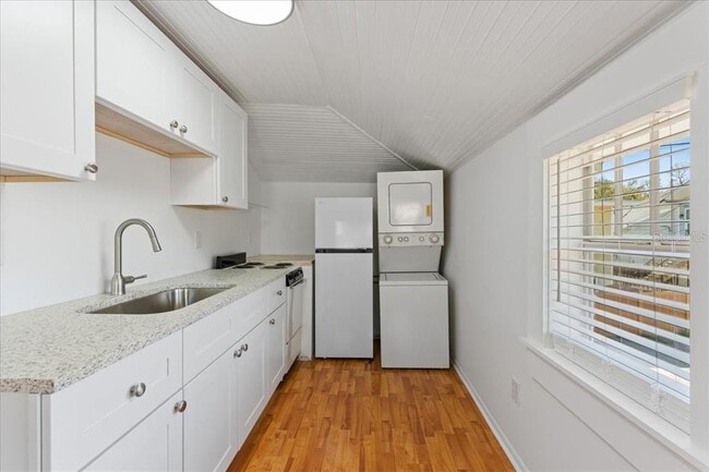 Building Photo - 916 2nd St N