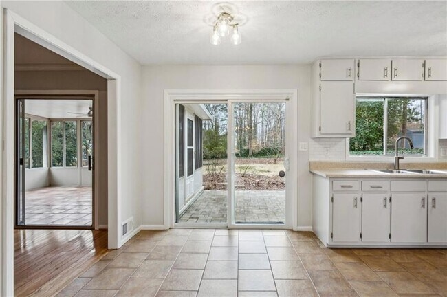 Building Photo - 3436 Brookview Dr