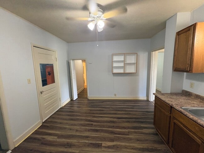 Building Photo - Charming 2 Bedroom Home
