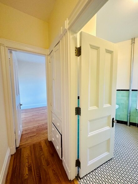 Building Photo - 504 Beacon St