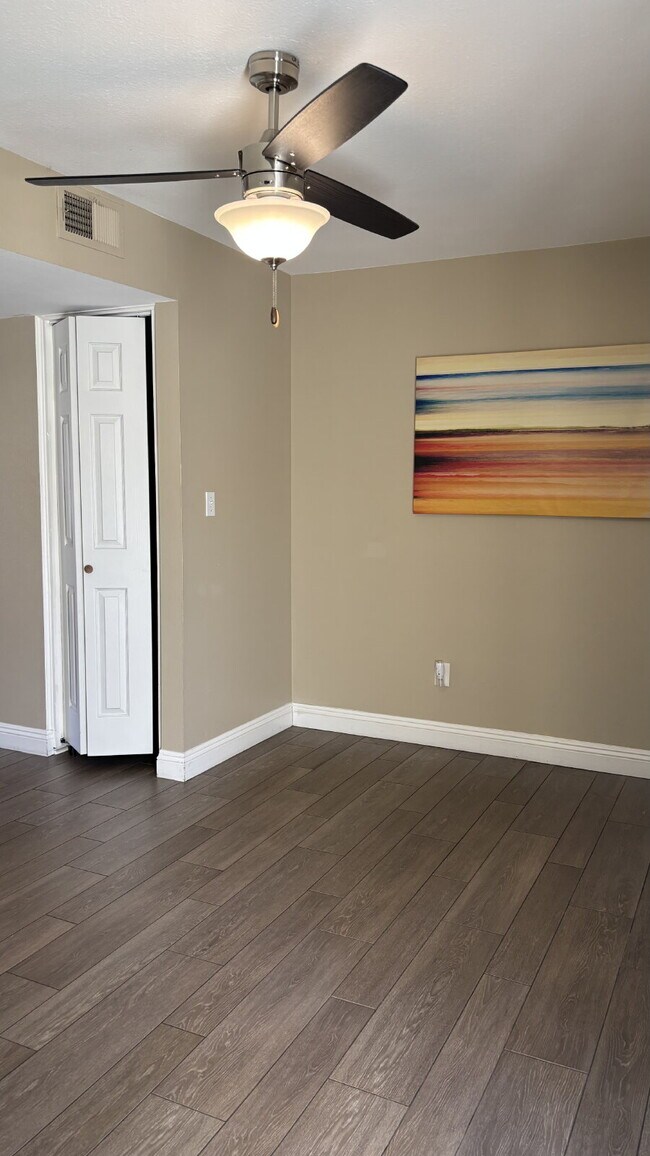Building Photo - 2 Bedrooms Townhome Availble For Rent in I...