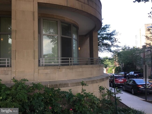 Building Photo - 8220 Crestwood Heights Dr