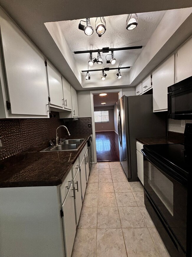 Building Photo - Cozy Butler Township Home with 2-Car Carpo...