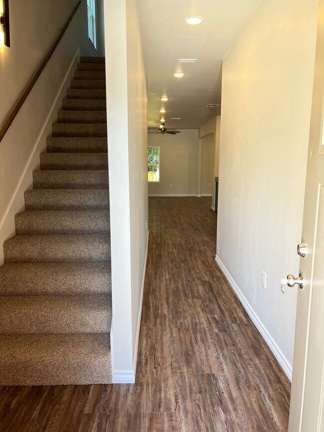 Building Photo - 127/129 Village North Circle