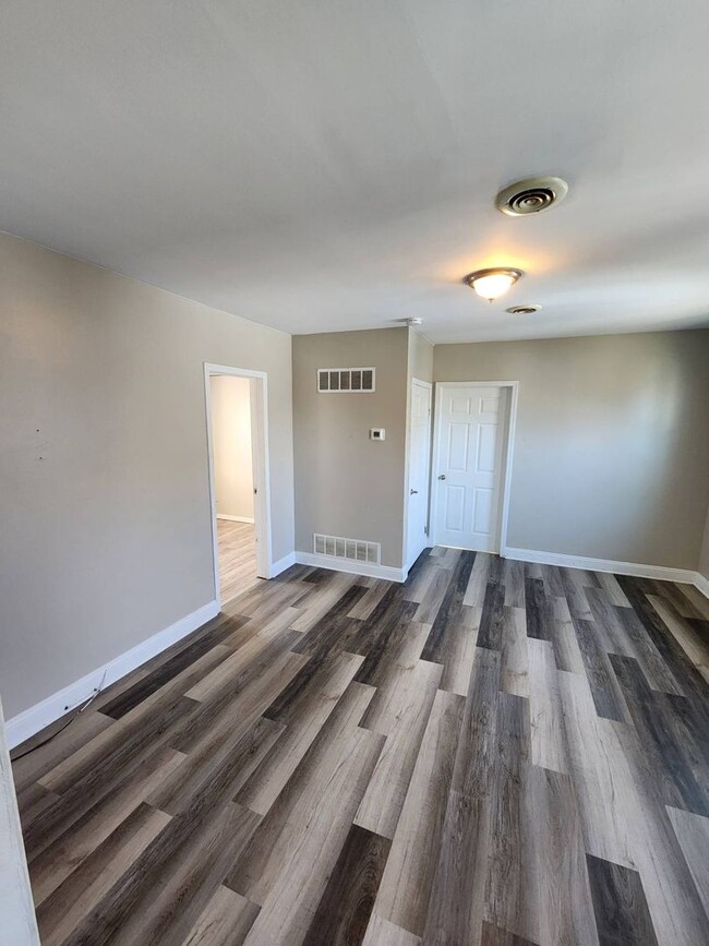 Building Photo - 5917 Cable Ave