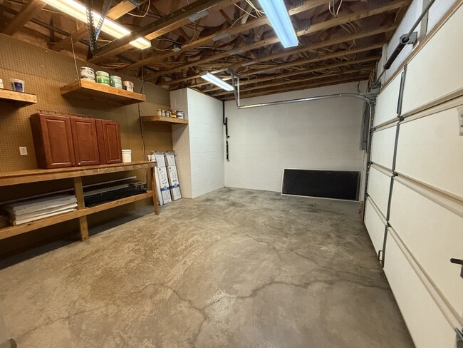 Building Photo - 421 Amberland Ln