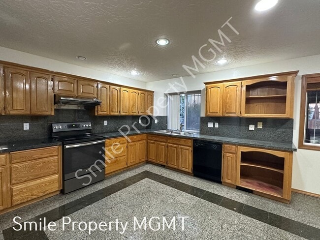 Building Photo - Lovely house with 4 bedrooms, 2 bonus room...
