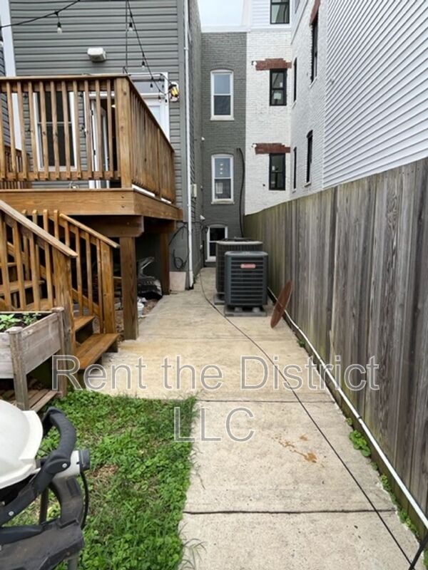 Building Photo - 421 Newton Pl NW