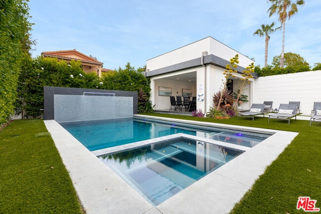 Building Photo - 6201 Lindenhurst Ave