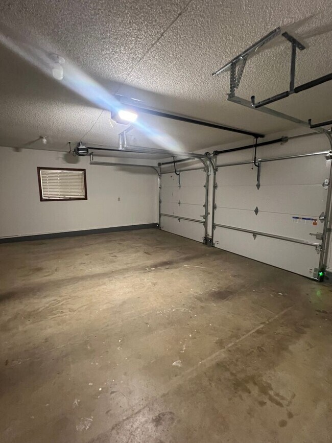 Building Photo - Beautiful Newly Renovated 3 Bedroom Home