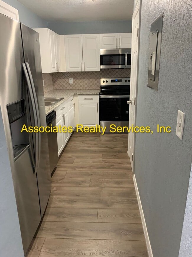 Building Photo - 2 Bed/2.5 bath End Unit Town home!  LOOK !!! FULLY FENCED BACKYARD!!!