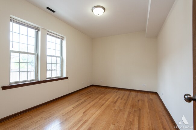 Building Photo - 3301 N Kilbourn Ave