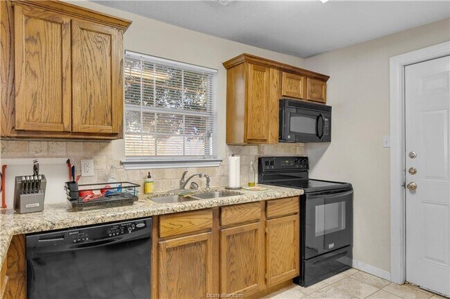 Building Photo - LOCATION!! LOCATION!! Walking Distance to ...