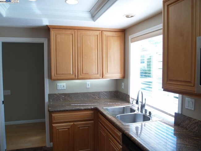 Building Photo - 647 Doral Dr