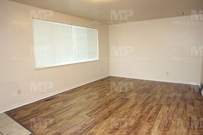 Building Photo - 323 W Mulberry St